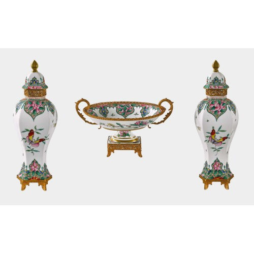 PAAR DECKELVASEN MIT HENKELFUSSSCHALE : Limoges, 20. Jh (DOBIASCHOFSKY AUKTIONEN AG)