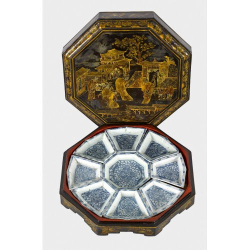 DOSE MIT PORZELLANSCH�LCHEN : China, Qing-Dynastie, 19. Jh (DOBIASCHOFSKY AUKTIONEN AG)