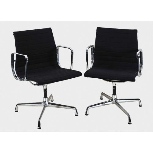 CHARLES ORMAND EAMES : Paar Aluminium Chairs EA 104 (Ausf�hrung Vitra) (DOBIASCHOFSKY AUKTIONEN AG)