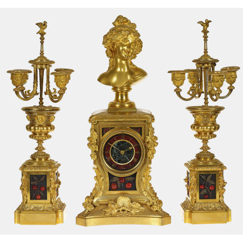 KAMINUHR MIT PAAR GIRANDOLEN : Belle Epoque, Paris, um 1880 (Barbedienne) (DOBIASCHOFSKY AUKTIONEN AG)