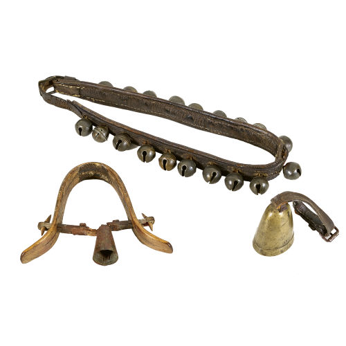 ZIEGENGLOCKEN UND PFERDEGEL�UT : Alpenl�ndisch, 18./19. Jh (DOBIASCHOFSKY AUKTIONEN AG)