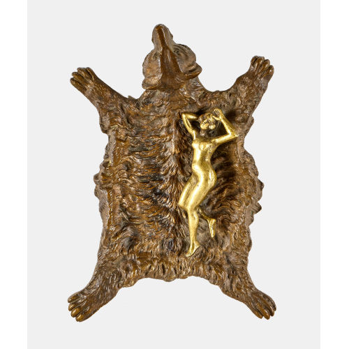 WIENER BRONZE : Frau auf Brenfell (Franz Xaver Bergmann zugeschrieben) (DOBIASCHOFSKY AUKTIONEN AG)