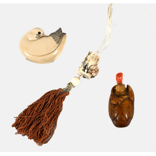 SNUFFBOTTLE UND NETSUKE : Japan, 19./20. Jh (DOBIASCHOFSKY AUKTIONEN AG)